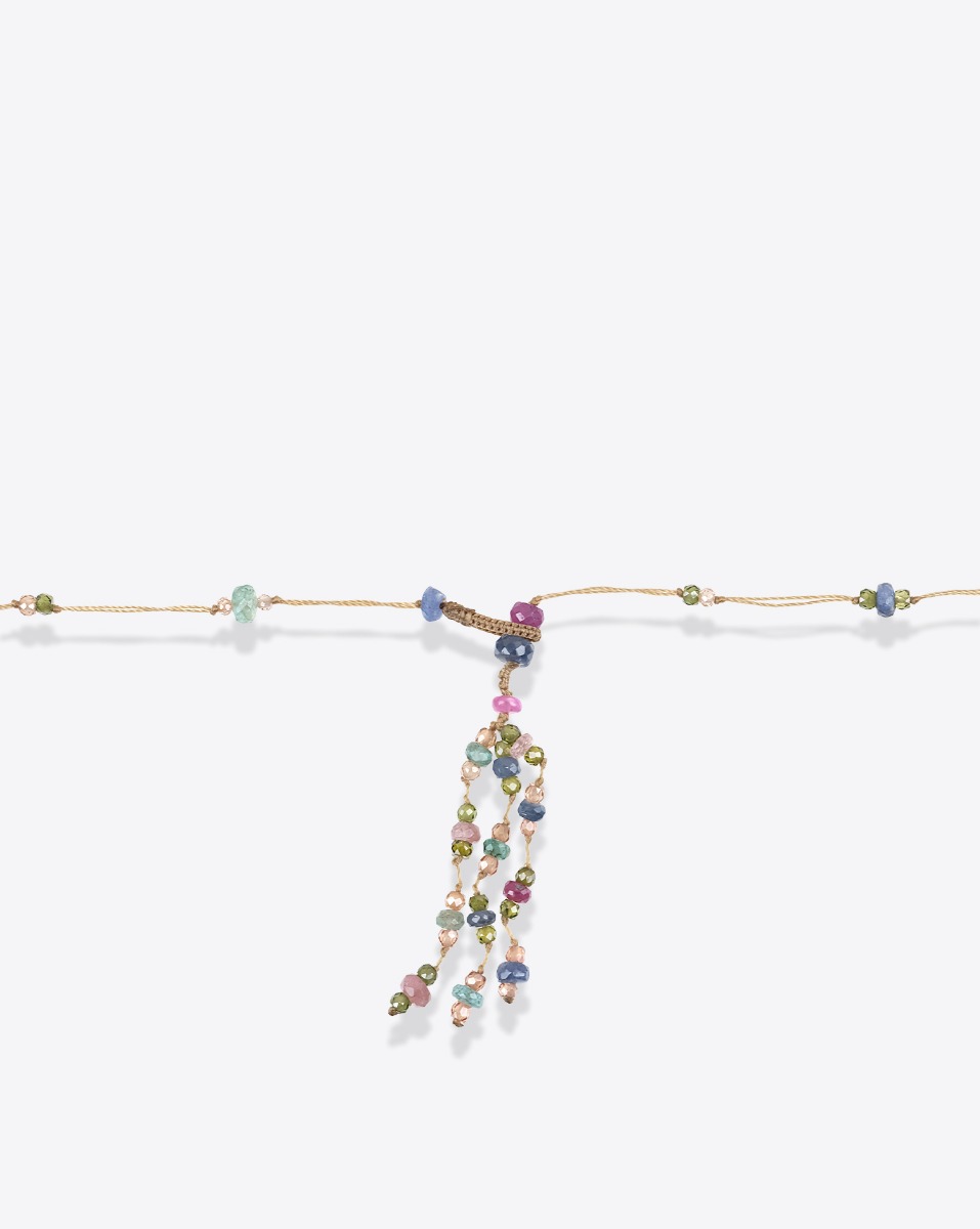 Collier long Sharing Holy en pierres semi-pr&eacute;cieuses facett&eacute;es avec pompon. D&eacute;tail du pompon &agrave; trois branches.