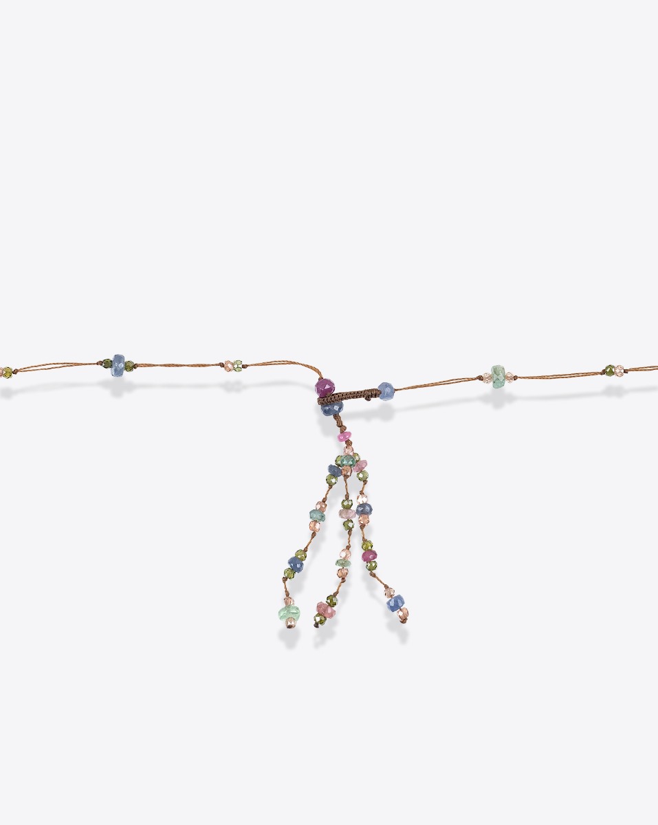 Collier long Holy Sharing pierres semi-pr&eacute;cieuses sur fil tabac et pompon. D&eacute;tail du fermoir.