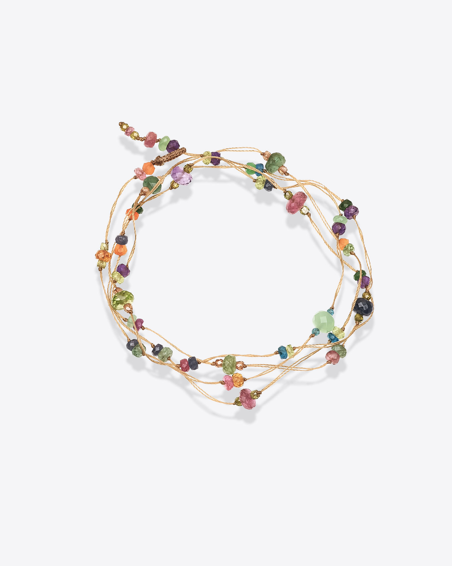 Collier long Laly Fairy fil beige parsemé de pierres semi-précieuses, vu de face. A porter en collier long ou ras-de-cou et bracelet multi-tours. Vue bracelet 4 tours.