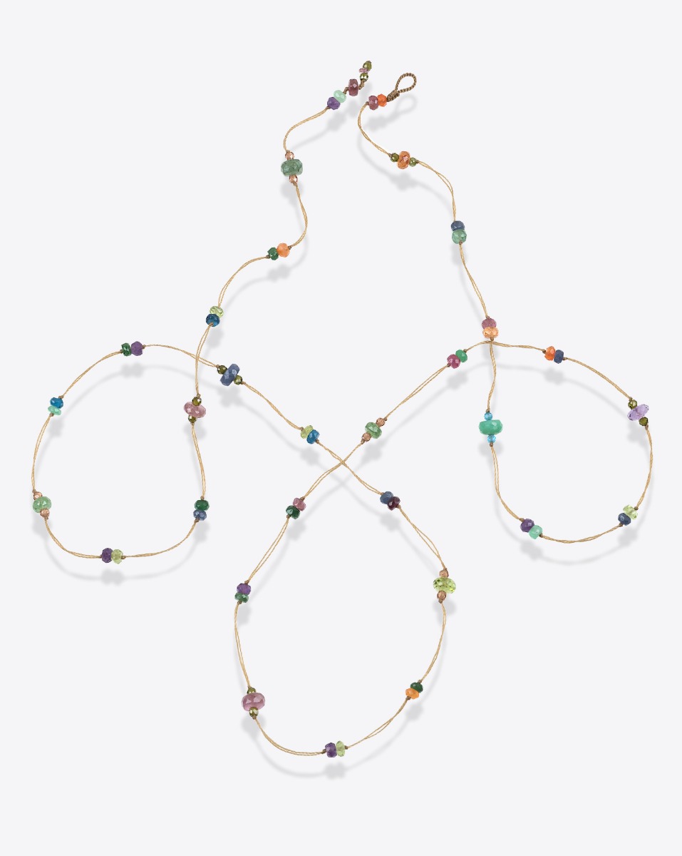 Collier long Laly Fairy fil beige parsem&eacute; de pierres semi-pr&eacute;cieuses, vu de face. A porter en collier long ou ras-de-cou et bracelet multi-tours.