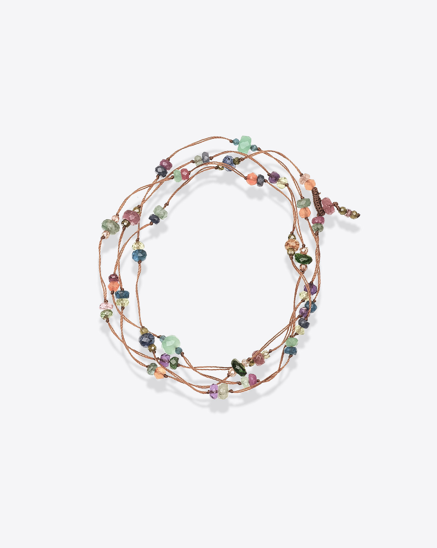 Collier long Laly Fairy Sharing sur fil tabac parsemé de pierres semi-précieuses à porter en ras-de-cou doublé ou bracelet multi-tours. Vue en bracelet 4 tours.