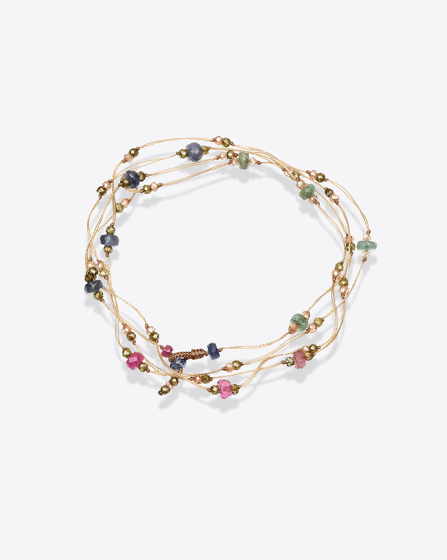 Collier long Laly Precious Sharing sur fil beige parsemé de pierres semi-précieuses. A porter long ou en ras-de-cou doublé et en bracelet multi-tours. Vue en bracelet 4 tours.