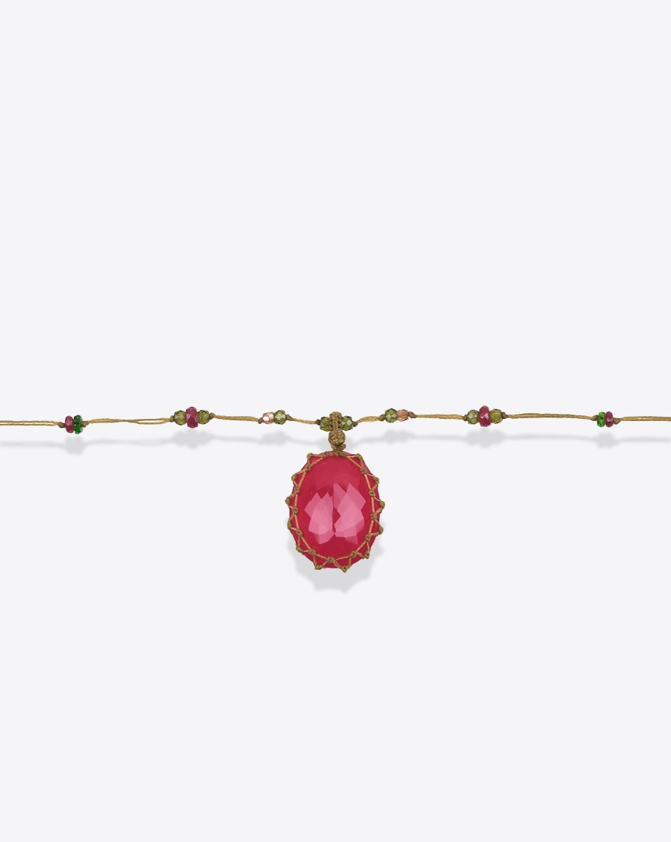 Collier long Tib&eacute;tain Sharing Rubellite rose sur fil beige et pierres semi-pr&eacute;cieuses. D&eacute;tail de la rubellite rose.
