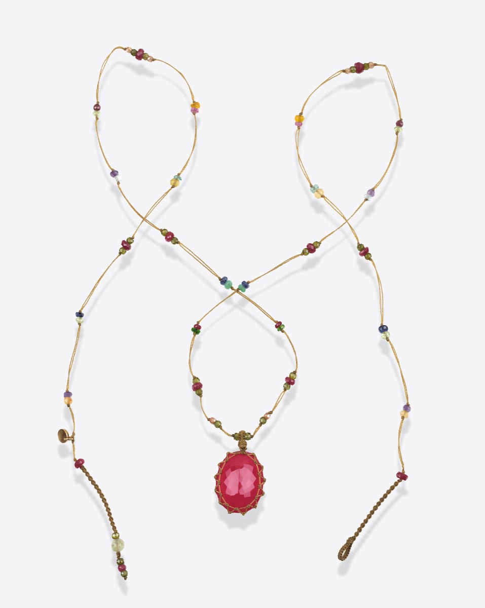 Collier long Tib&eacute;tain Sharing Rubellite rose sur fil beige et pierres semi-pr&eacute;cieuses.