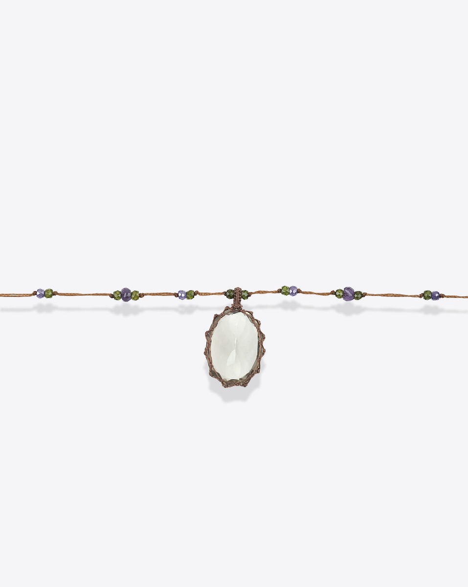 Collier long tib&eacute;tain Sharing am&eacute;thyste green fil tabac. D&eacute;tail de la pierre et des perles semi-pr&eacute;cieuses.