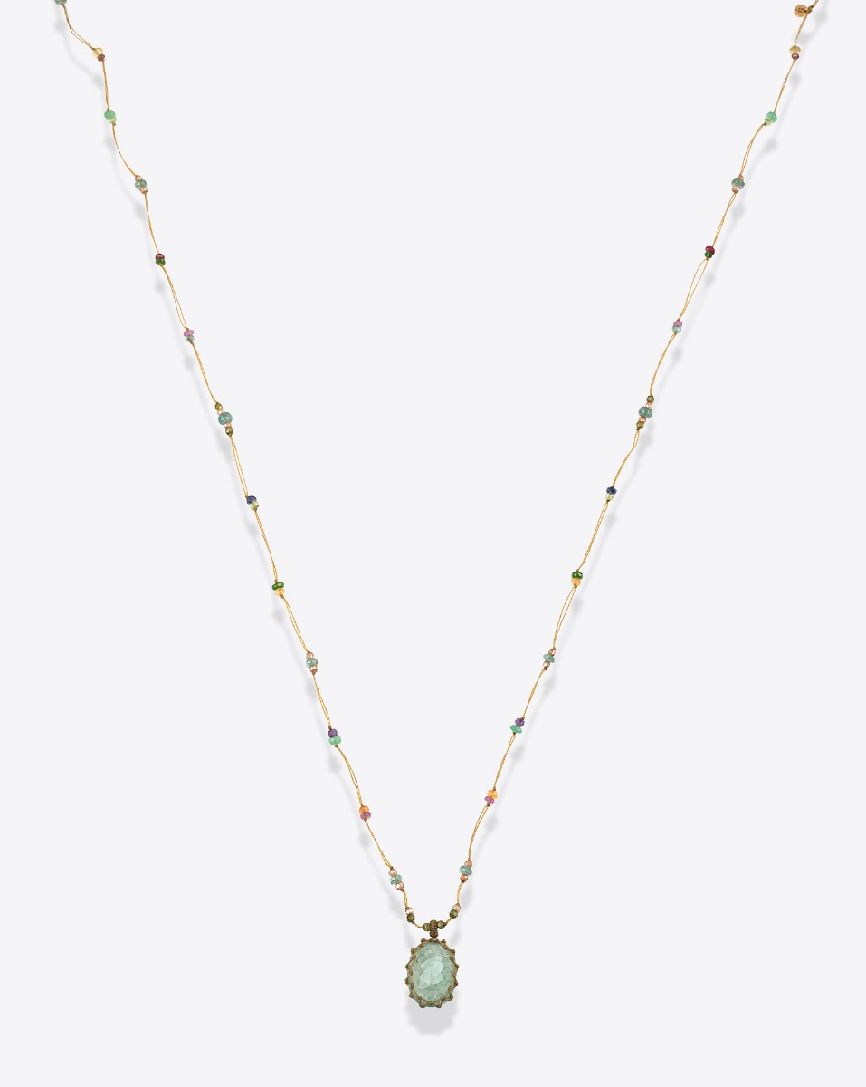 Collier long tib&eacute;tain Sharing Strawberry Quartz Vert et pierres semi-pr&eacute;cieuses, vu de face.