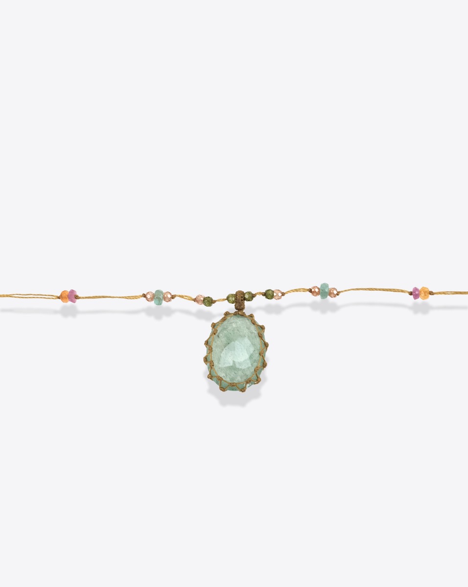 Collier long tib&eacute;tain Sharing Strawberry Quartz Vert et pierres semi-pr&eacute;cieuses. D&eacute;tail de la pierre et des perles semi-pr&eacute;cieuses.