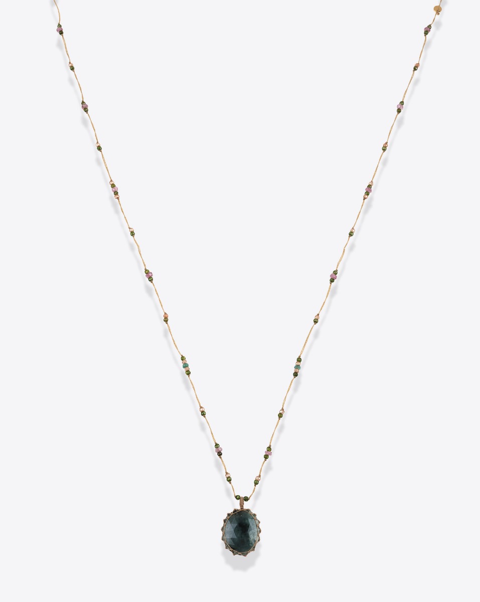 Collier long tib&eacute;tain Sharing Saphir vert et pierres semi-pr&eacute;cieuses sur fil beige, vu de face.