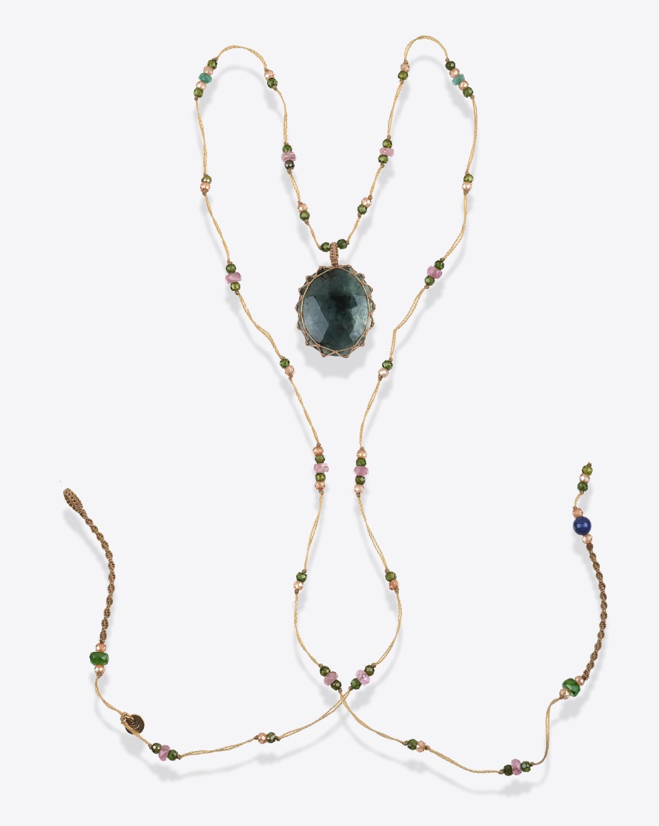 Collier long tib&eacute;tain Sharing Saphir vert et pierres semi-pr&eacute;cieuses sur fil beige. 
