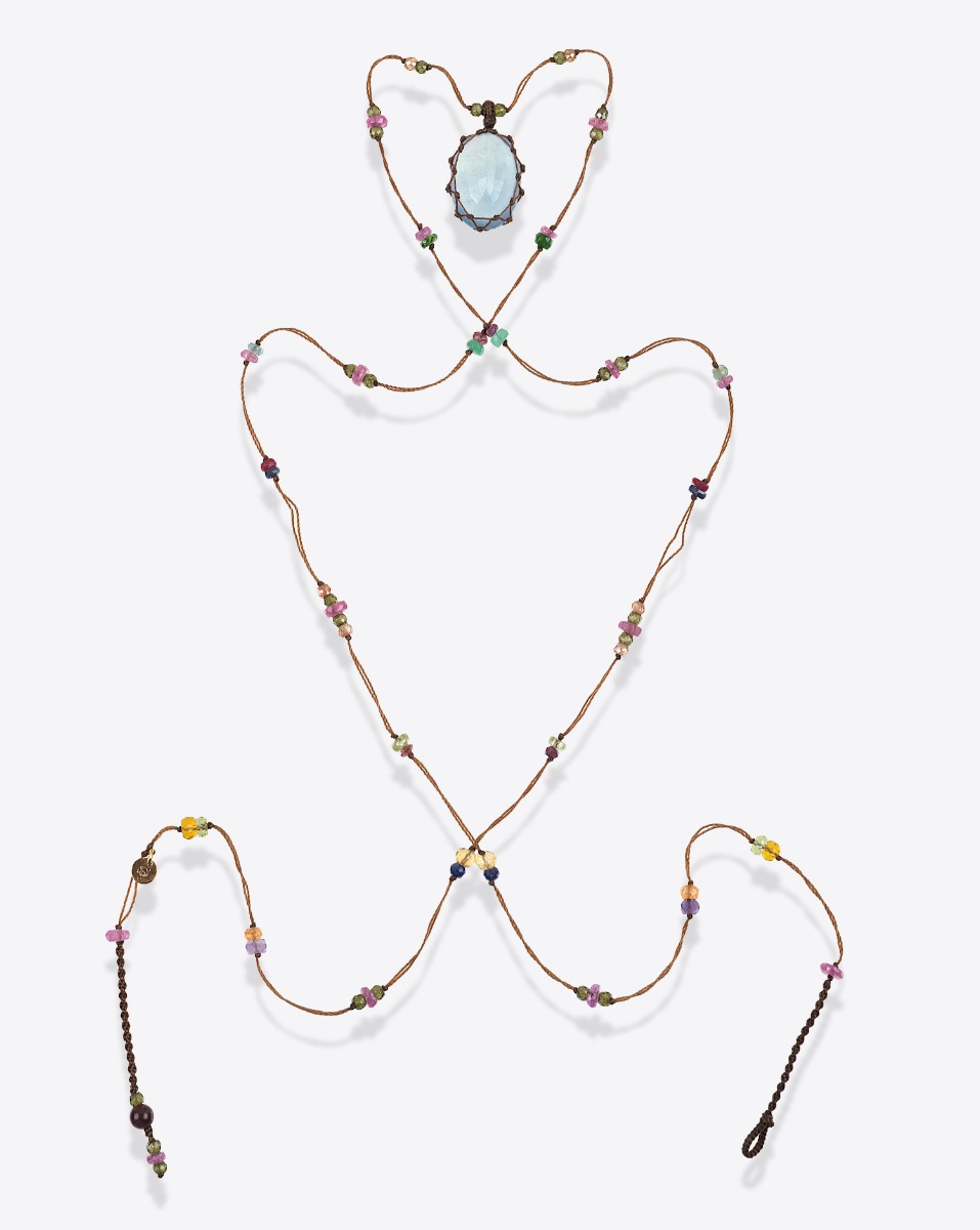 Collier long tib&eacute;tain Sharing Aquamarine sur fil tabac parsem&eacute; de pierres semi-pr&eacute;cieuses.