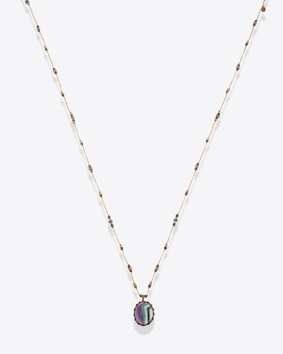 Collier long tib&eacute;tain Sharing Fluorite Rainbow sur fil beige parsem&eacute; de pierres semi-pr&eacute;cieuses, vu de face.