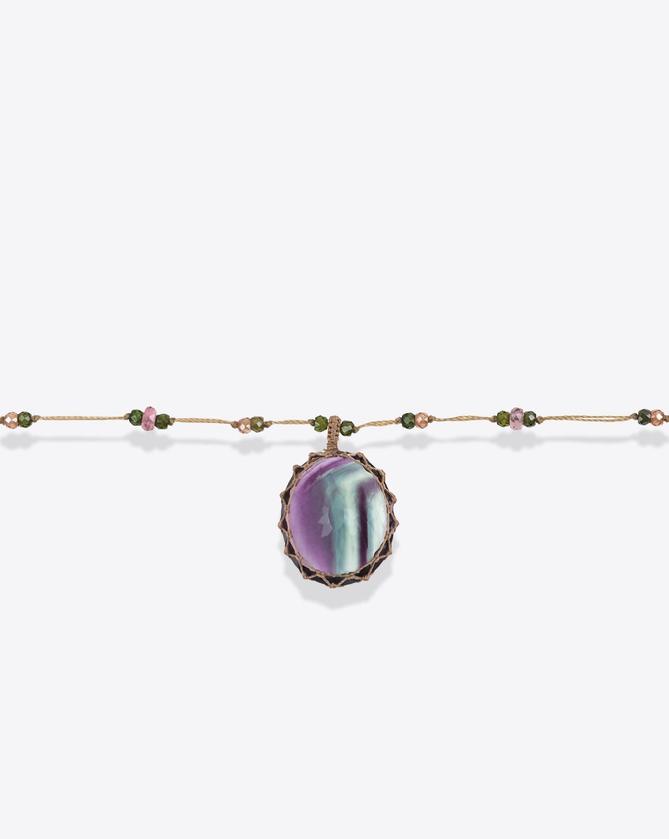 Collier long tib&eacute;tain Sharing Fluorite Rainbow sur fil beige parsem&eacute; de pierres semi-pr&eacute;cieuses. D&eacute;tail de la pierre facett&eacute;e.