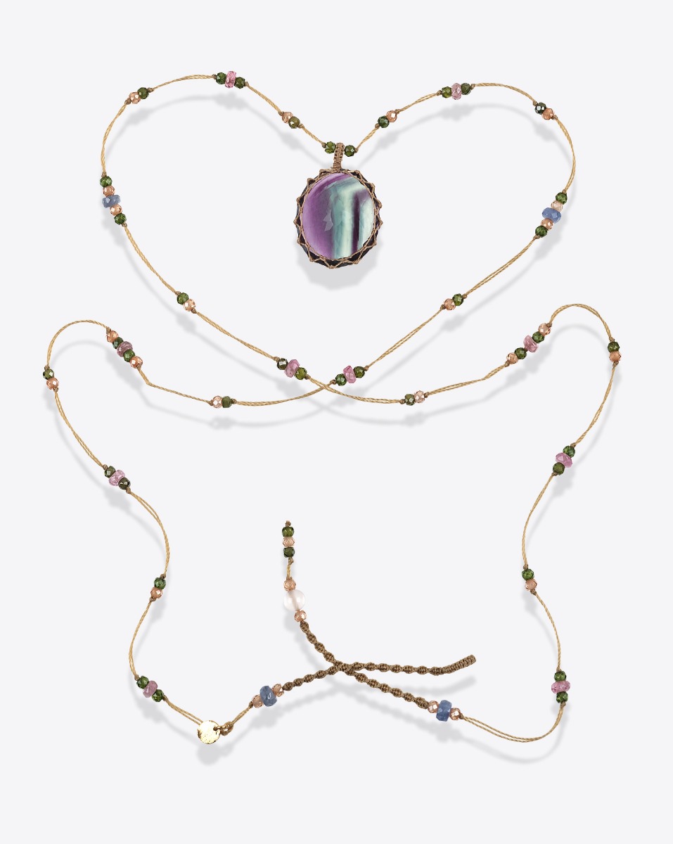 Collier long tib&eacute;tain Sharing Fluorite Rainbow sur fil beige parsem&eacute; de pierres semi-pr&eacute;cieuses.
