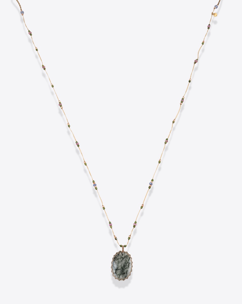 Collier long tib&eacute;tain Sharing rutile quartz vert sur fil beige parsem&eacute; de pierres semi-pr&eacute;cieuses, vu de face.