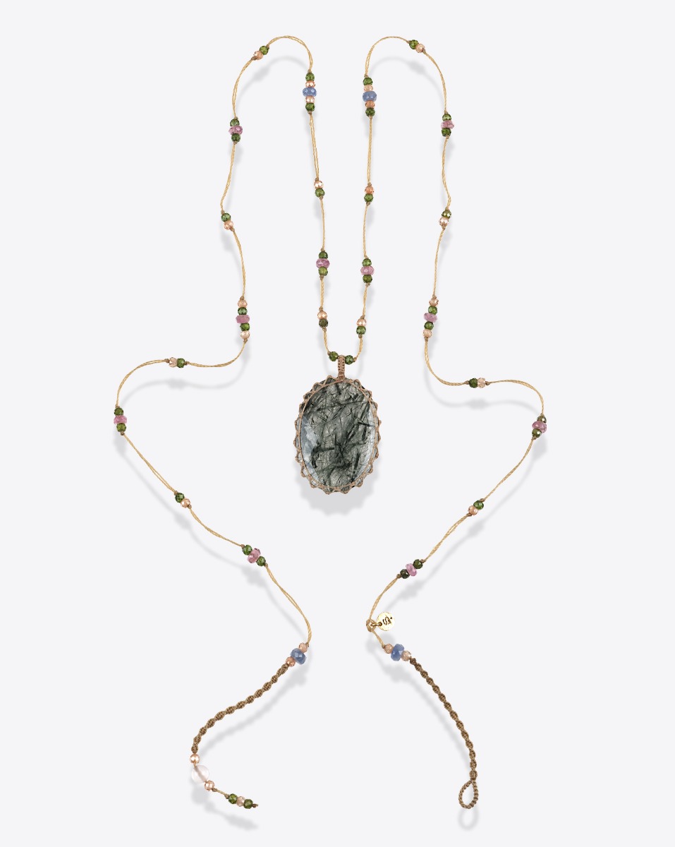 Collier long tib&eacute;tain Sharing rutile quartz vert sur fil beige parsem&eacute; de pierres semi-pr&eacute;cieuses.