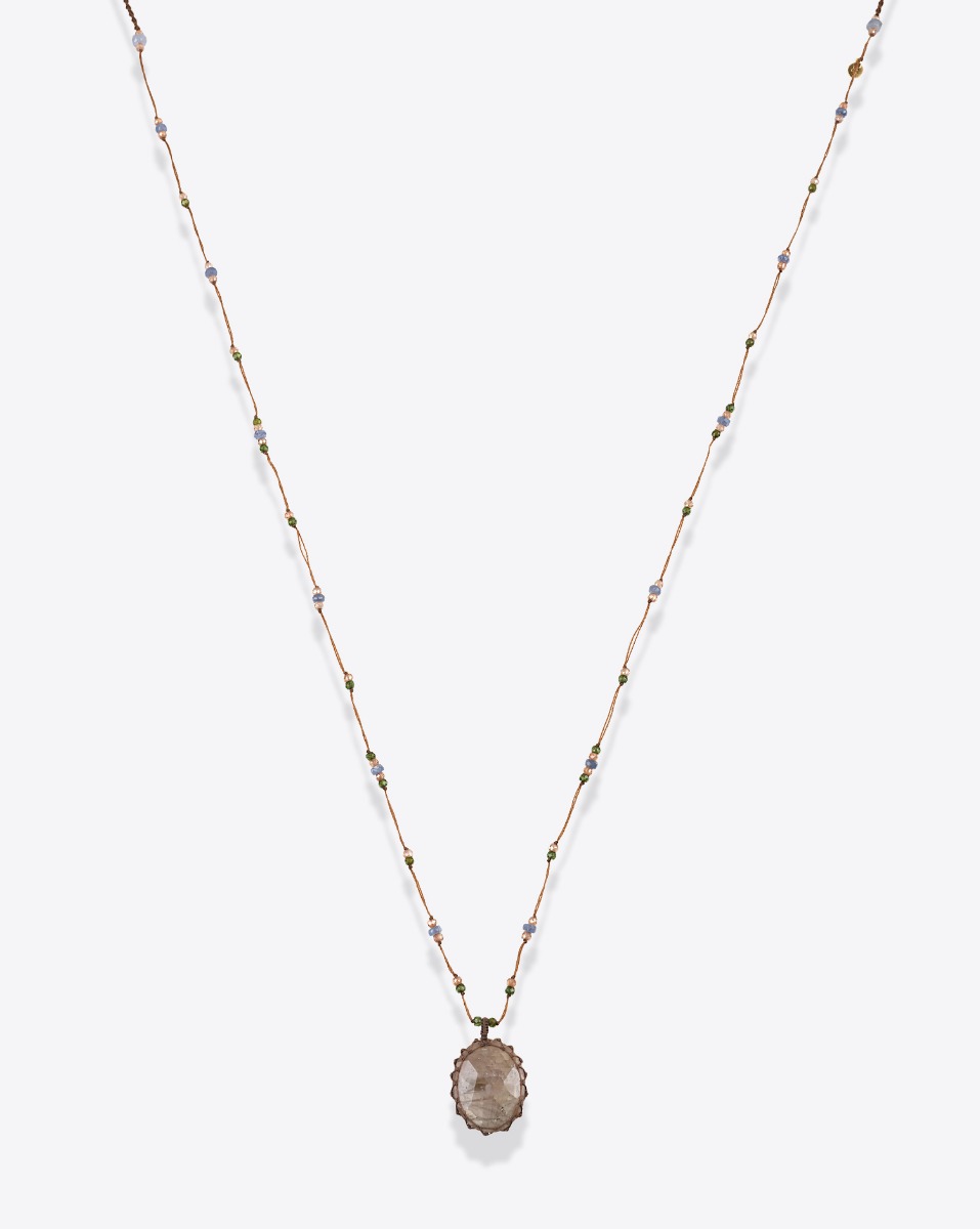 Collier long tib&eacute;tain Sharing saphir champagne fil tabac parsem&eacute; de pierres semi-pr&eacute;cieuses, vu de face.