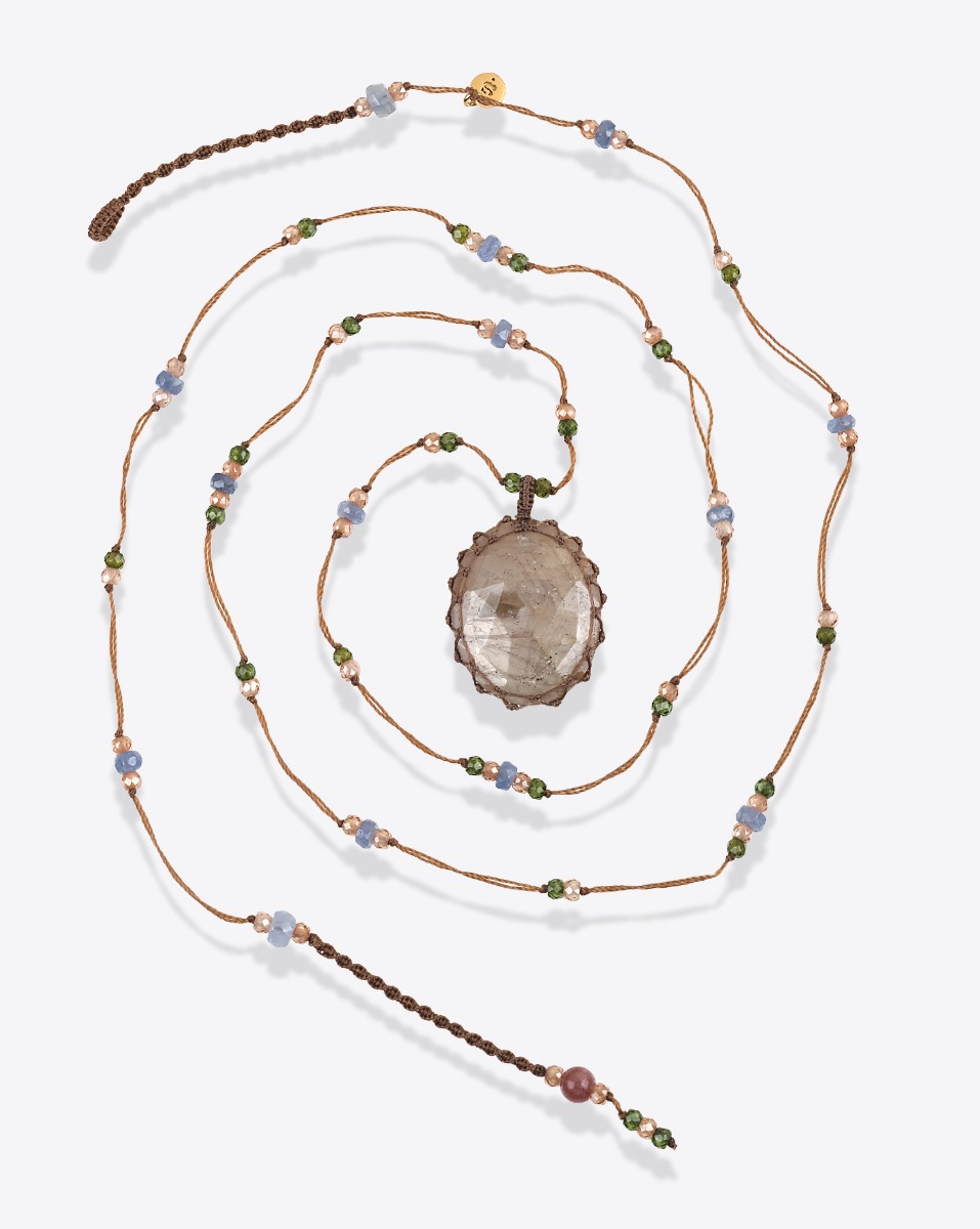 Collier long tib&eacute;tain Sharing saphir champagne fil tabac parsem&eacute; de pierres semi-pr&eacute;cieuses.