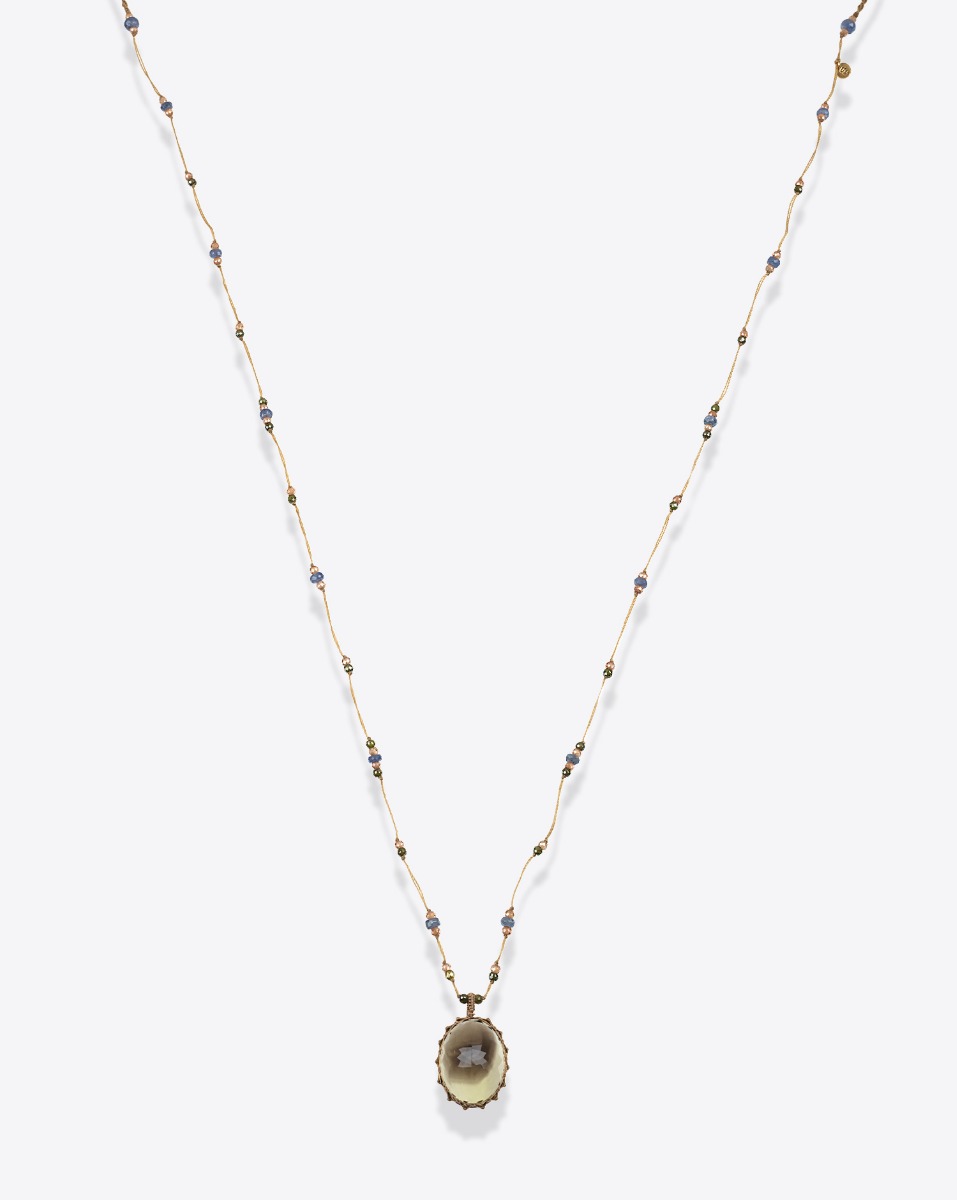 Collier long tib&eacute;tain Sharing Bio Lemon sur fil beige parsem&eacute; de pierres semi-pr&eacute;cieuses, vu de face.