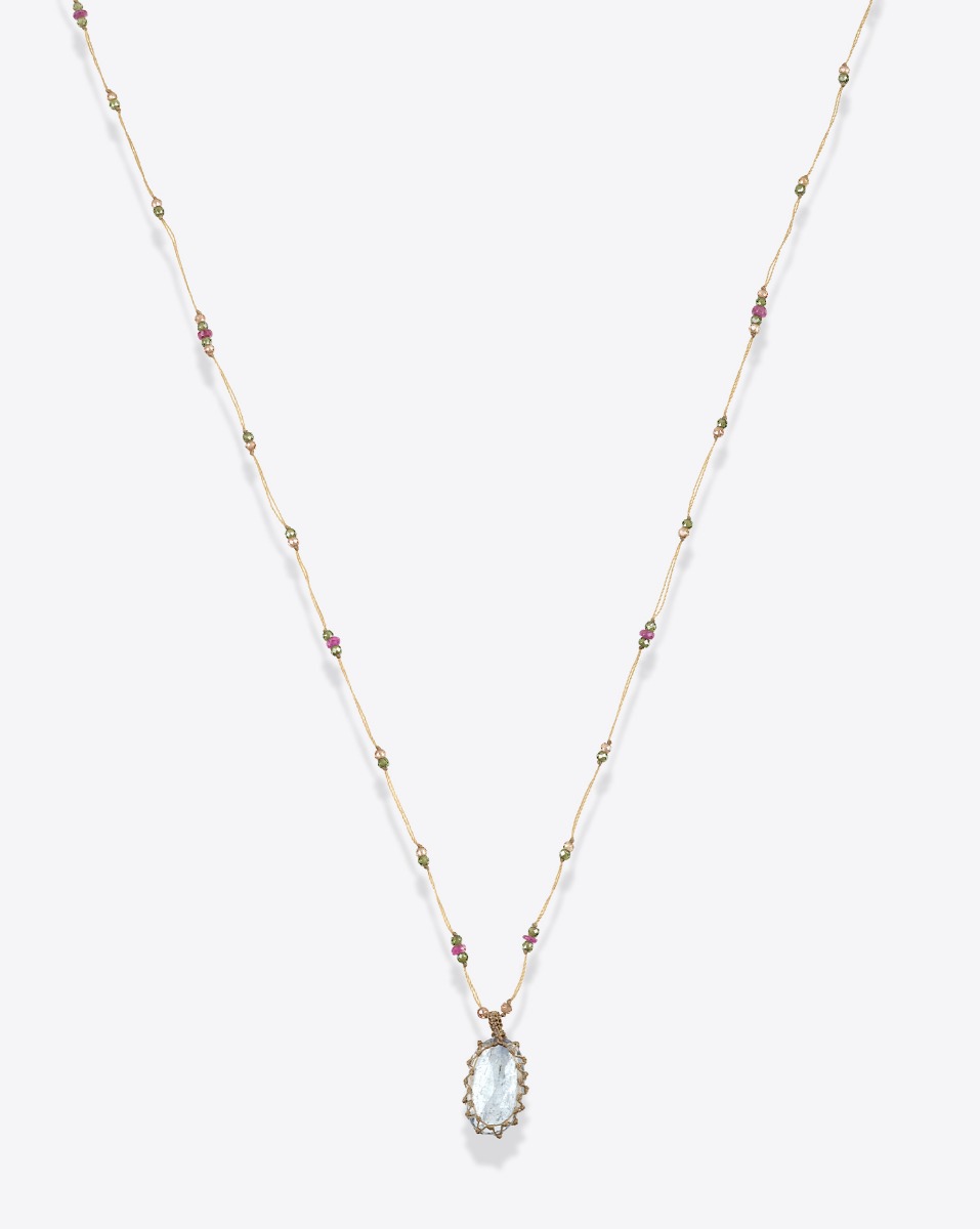 Collier long tib&eacute;tain Sharing Kyanite bleu sur lien beige parsem&eacute; de pierre semi-pr&eacute;cieuses, vu de face.