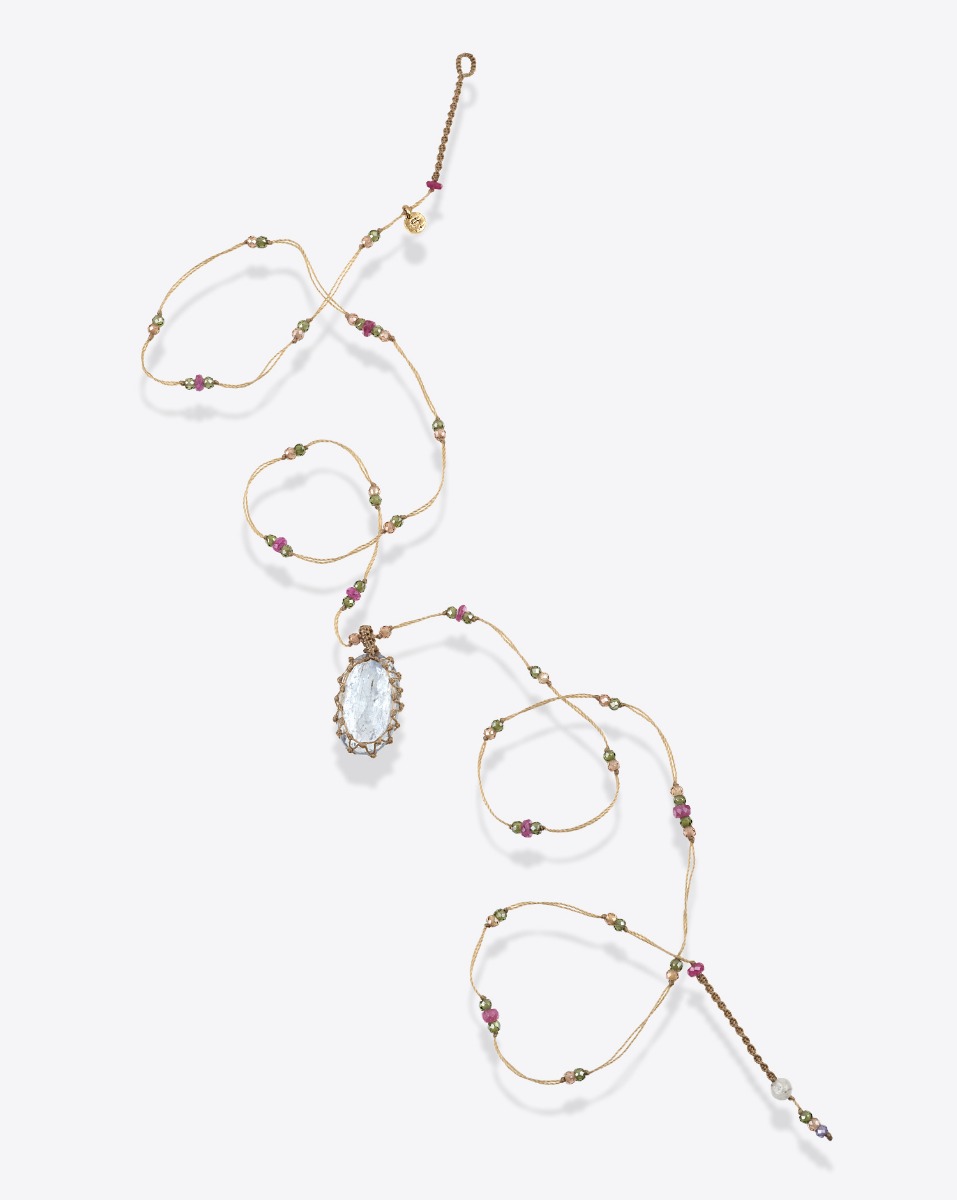 Collier long tib&eacute;tain Sharing Kyanite bleu sur lien beige parsem&eacute; de pierre semi-pr&eacute;cieuses.