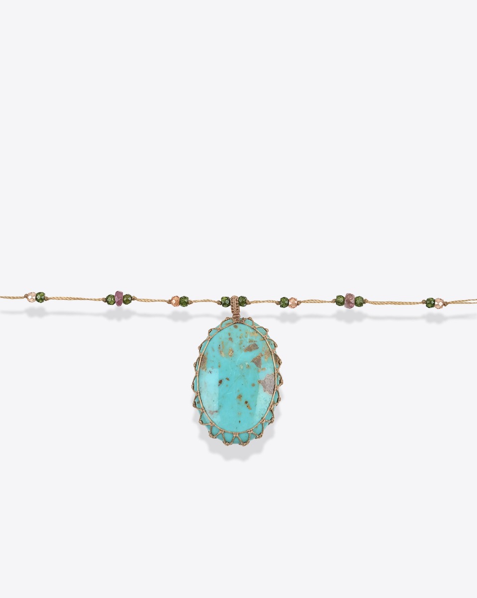 Collier long tib&eacute;tain Sharing turquoise sur lien beige parsem&eacute; de pierres semi-pr&eacute;cieuses. D&eacute;tail de la pierre facett&eacute;e.