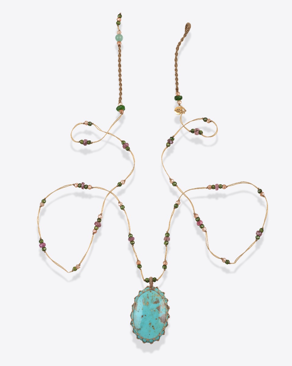Collier long tib&eacute;tain Sharing turquoise sur lien beige parsem&eacute; de pierres semi-pr&eacute;cieuses. 