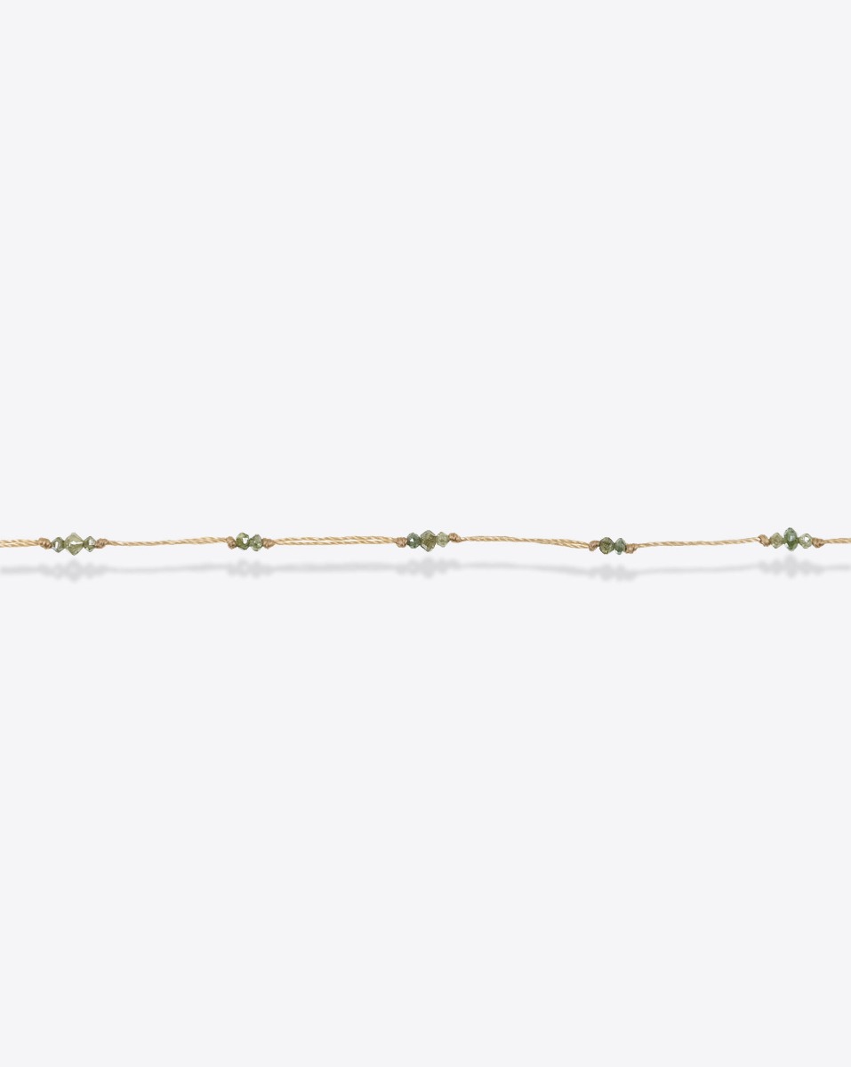 Collier court Woopy Sharing sur fil beige parsem&eacute; de diamants verts. Fermoir &agrave; ressort. D&eacute;tail des diamants verts. Pi&egrave;ce unique.