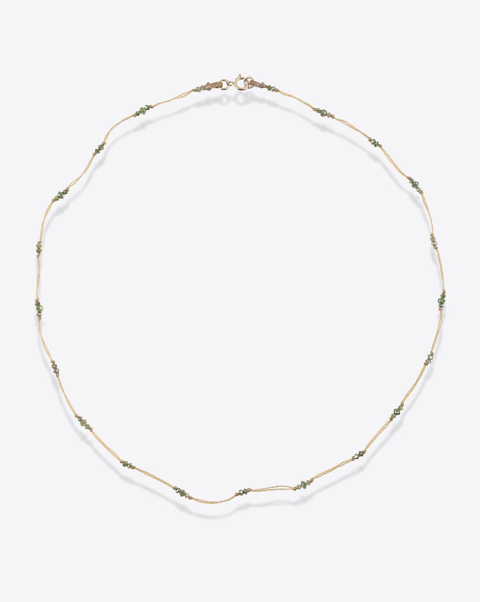 Collier court Woopy Sharing sur fil beige parsem&eacute; de diamants verts. Fermoir &agrave; ressort. Pi&egrave;ce unique.
