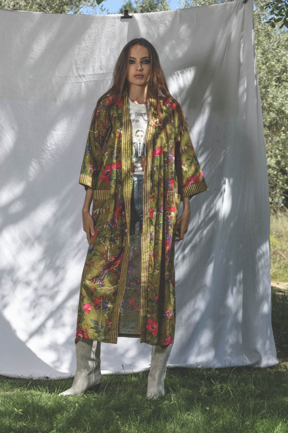 Kimono &agrave; fleurs Sharing Olive. Port&eacute; face.