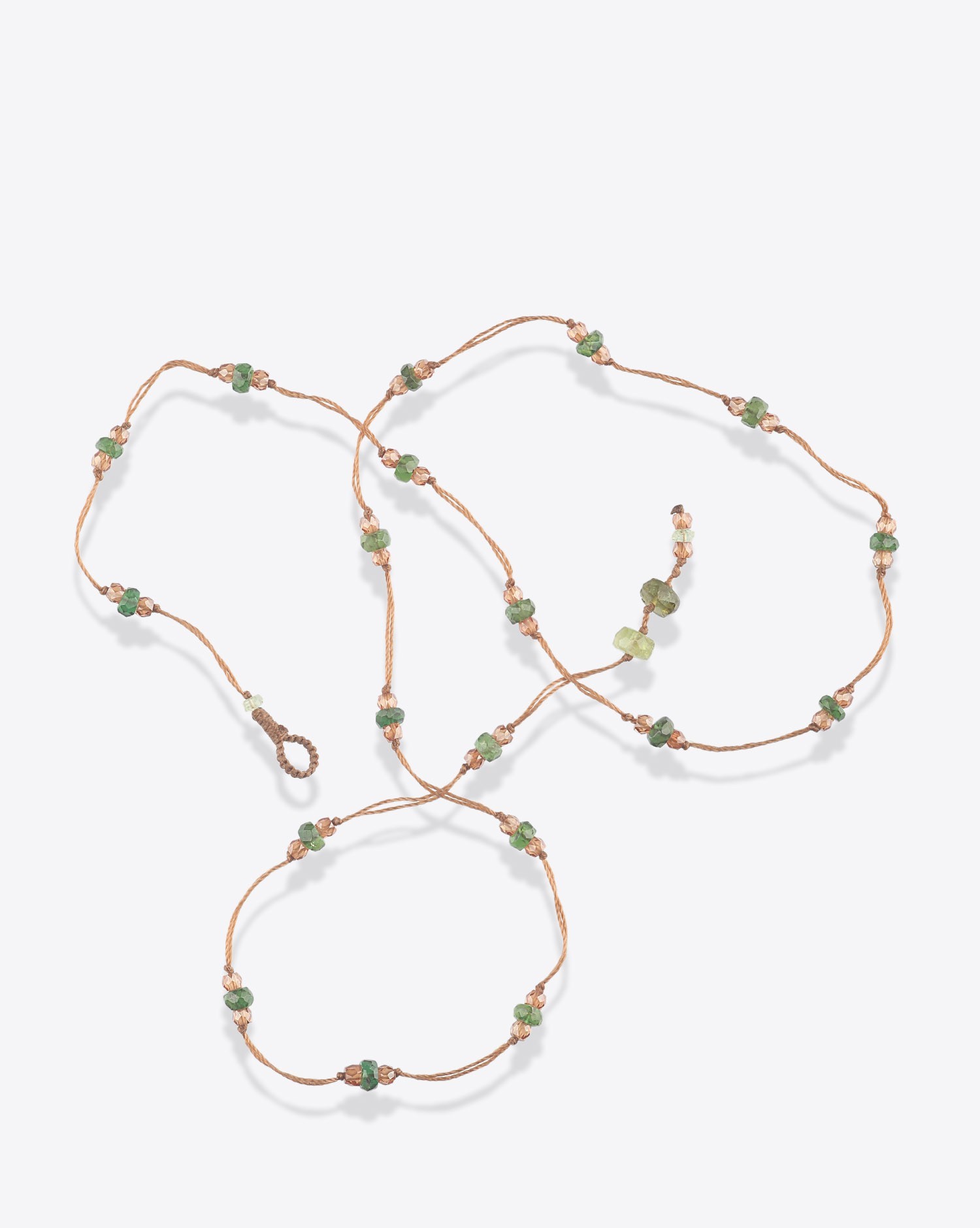 Bracelet multi-tours ou collier de perles sur cordon Sharing.  