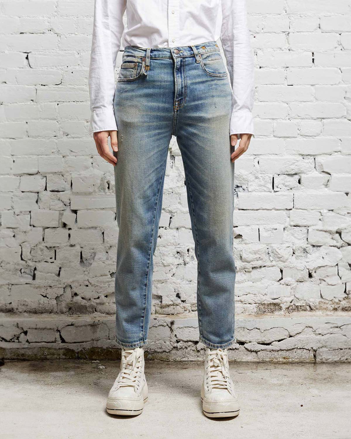 Jean taille haute Shelley slim délavage bleu ciel R13 Denim. Porté face. 