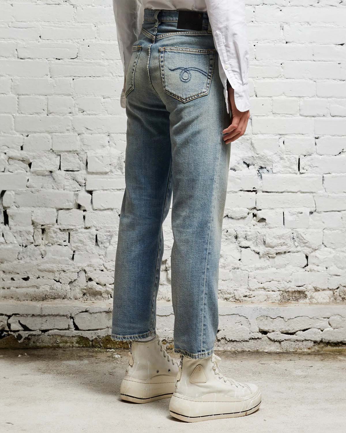 Jean taille haute Shelley slim délavage bleu ciel R13 Denim. Porté profil dos.