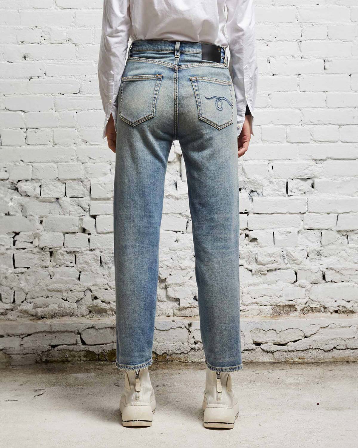 Jean taille haute Shelley slim délavage bleu ciel R13 Denim. Porté dos. 