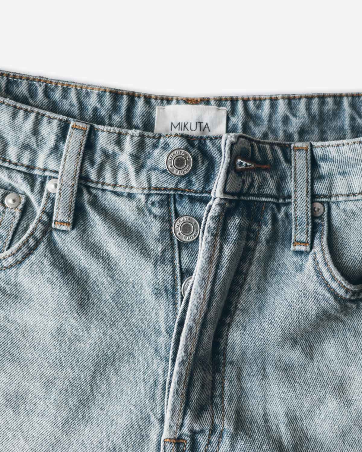 Short en jean bleu ciel usé Mikuta. Détail des boutons.