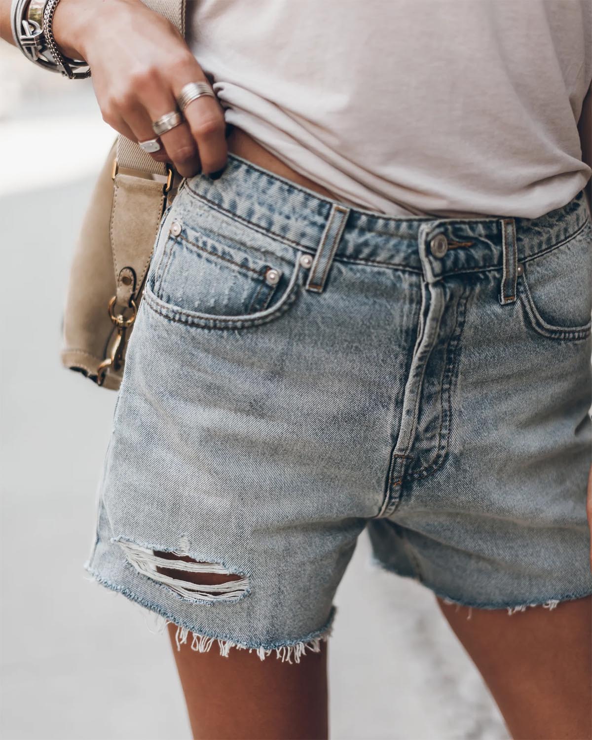 Short en jean bleu ciel usé Mikuta. Porté avec un tee-shirt écru Mikuta.