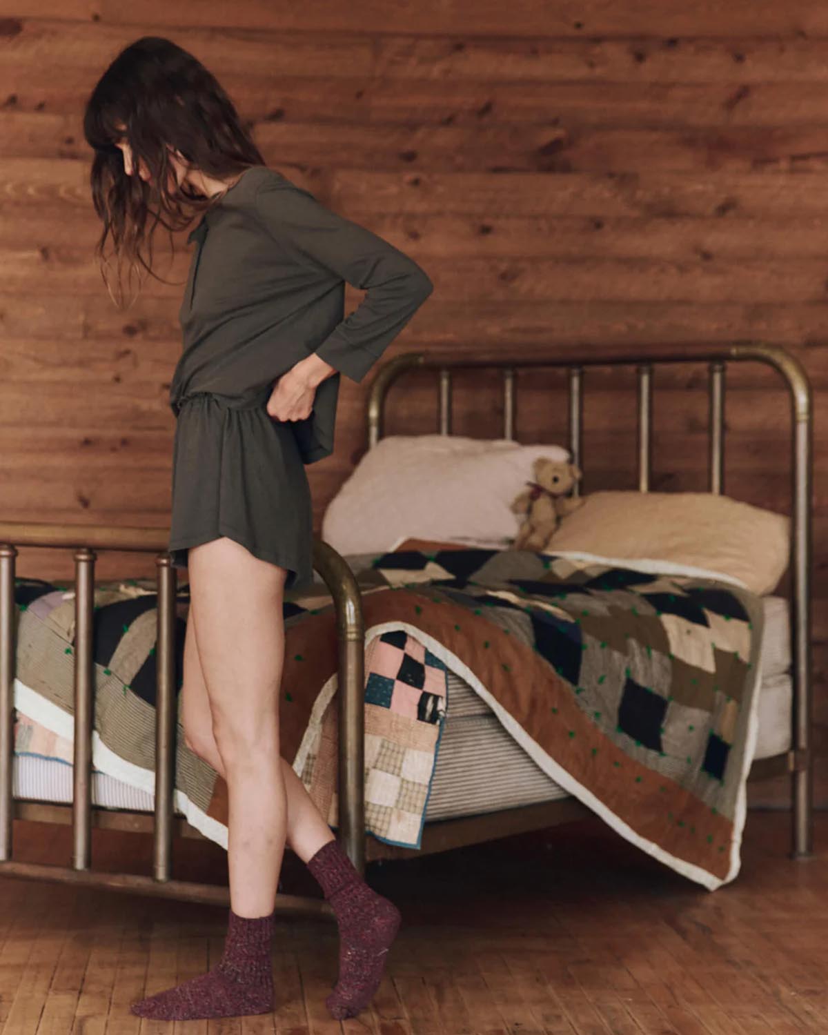Short en jersey noir délavé taille élastique avec boutons devant. Thème Sleep. Porté de profil.