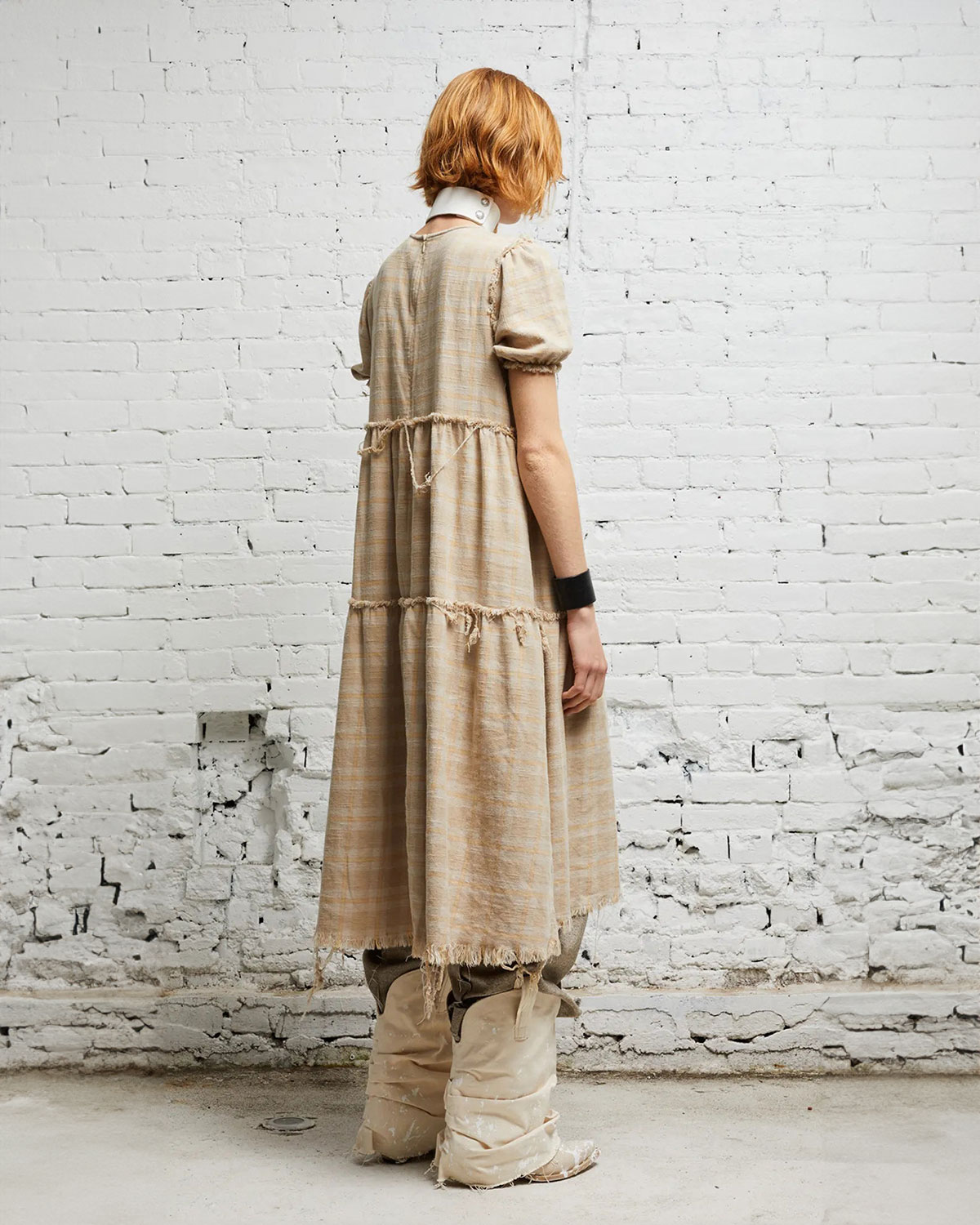 Robe midi manches courtes à carreaux beige R13 Denim. Porté profil dos. 