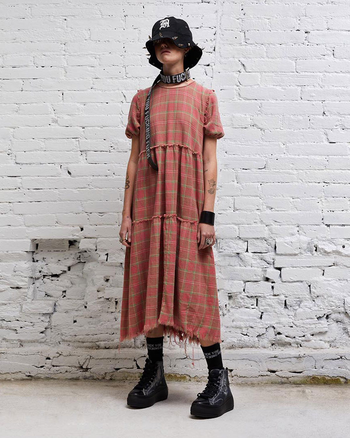 Robe sous le genoux manches courtes à carreaux rose Shredded Relaxed Midi Washed Red Plaid R13. Porté face. 