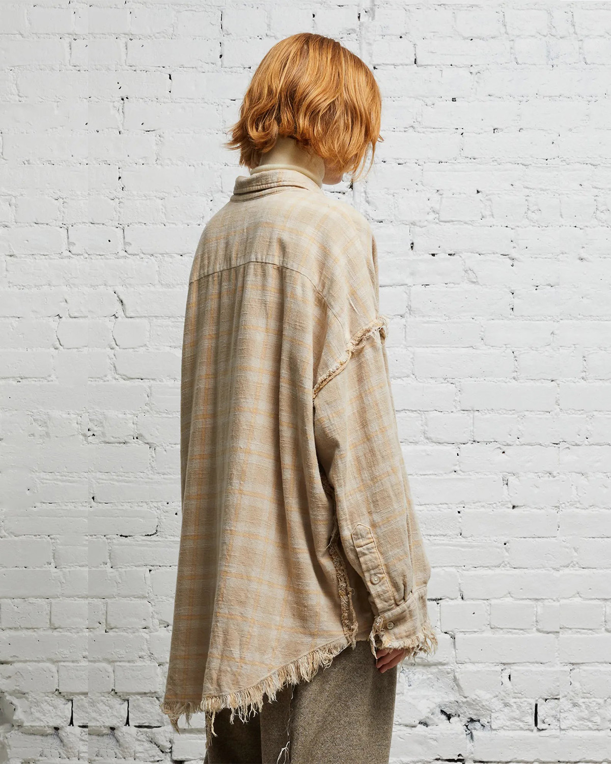 Chemise manches longues à carreaux beige kaki R13 Denim. Porté de profil dos. 