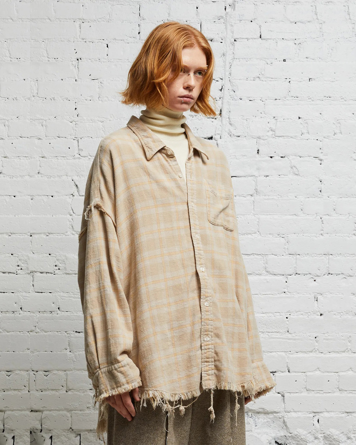 Chemise manches longues à carreaux beige kaki R13 Denim. Porté de profil face.