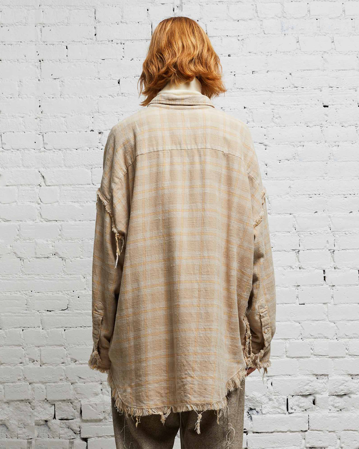 Chemise manches longues à carreaux beige kaki R13 Denim. Porté de dos. 