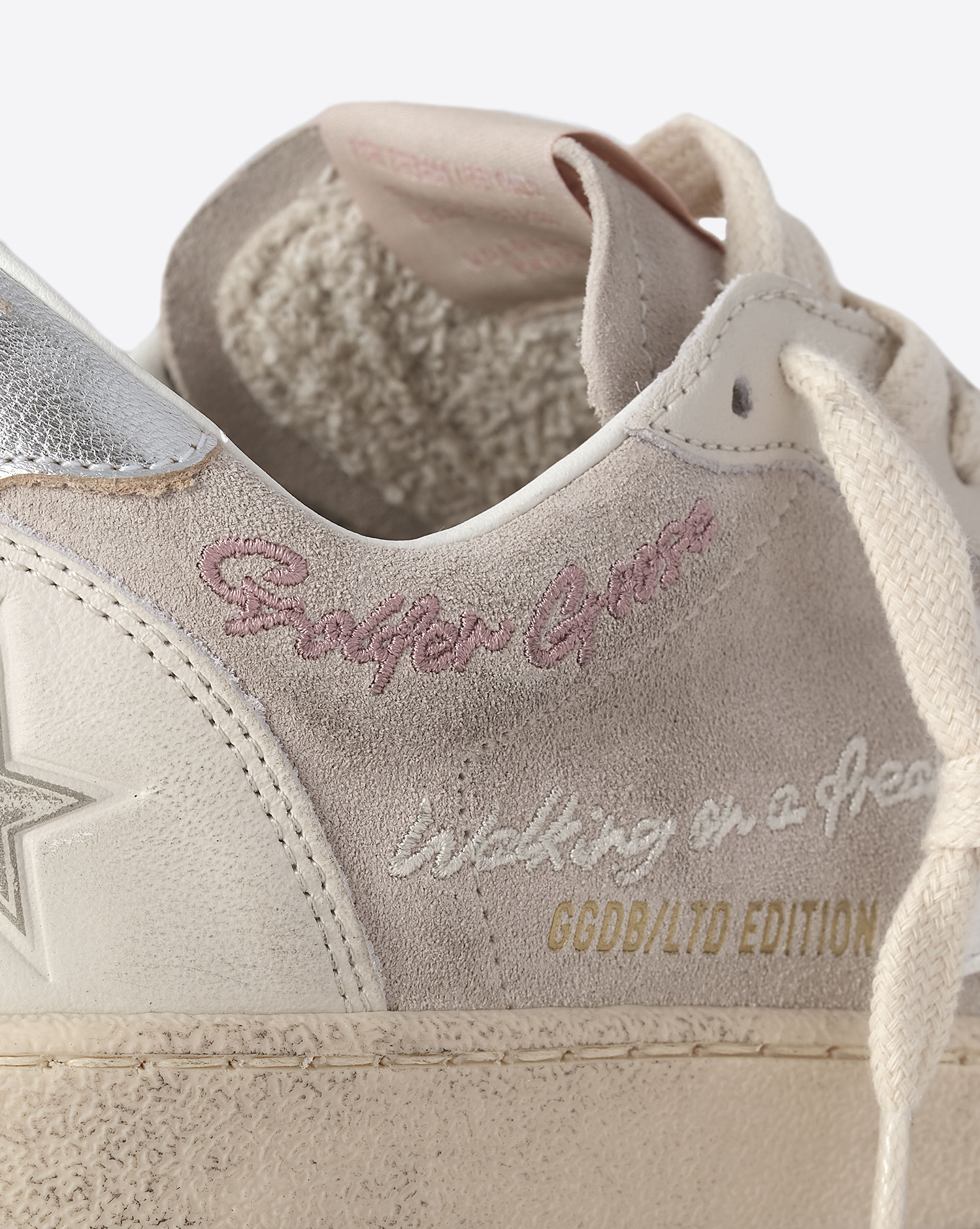 Sneakers Ball Star Golden Goose en cuir suédé beige Détails 