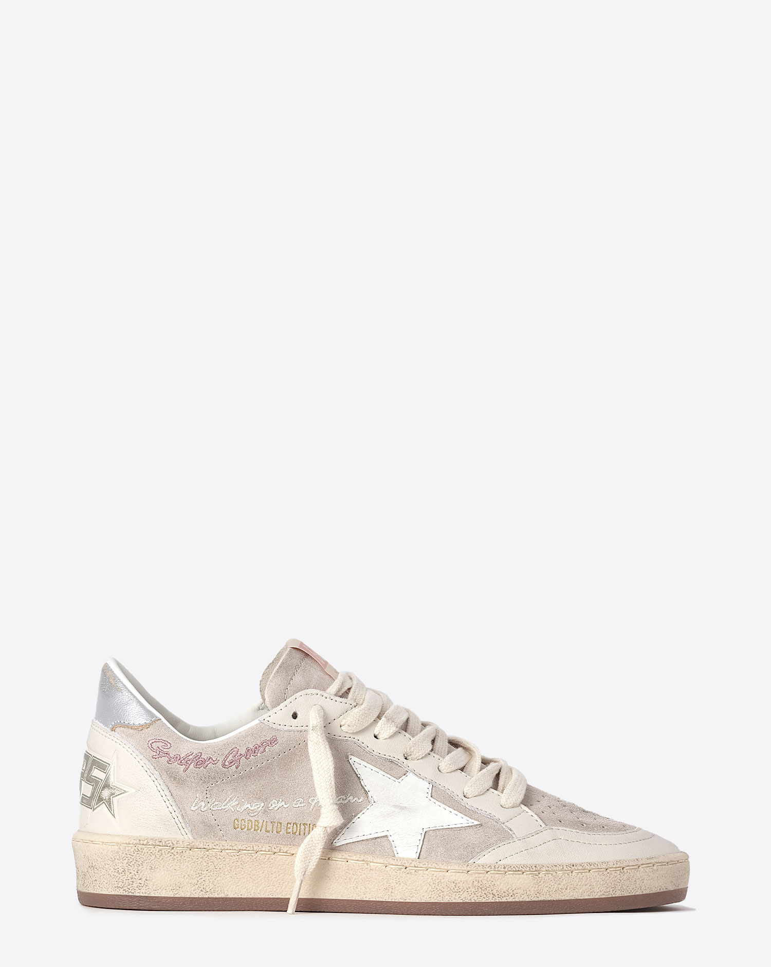 Sneakers Ball Star Golden Goose en cuir suédé beige Vue profil.