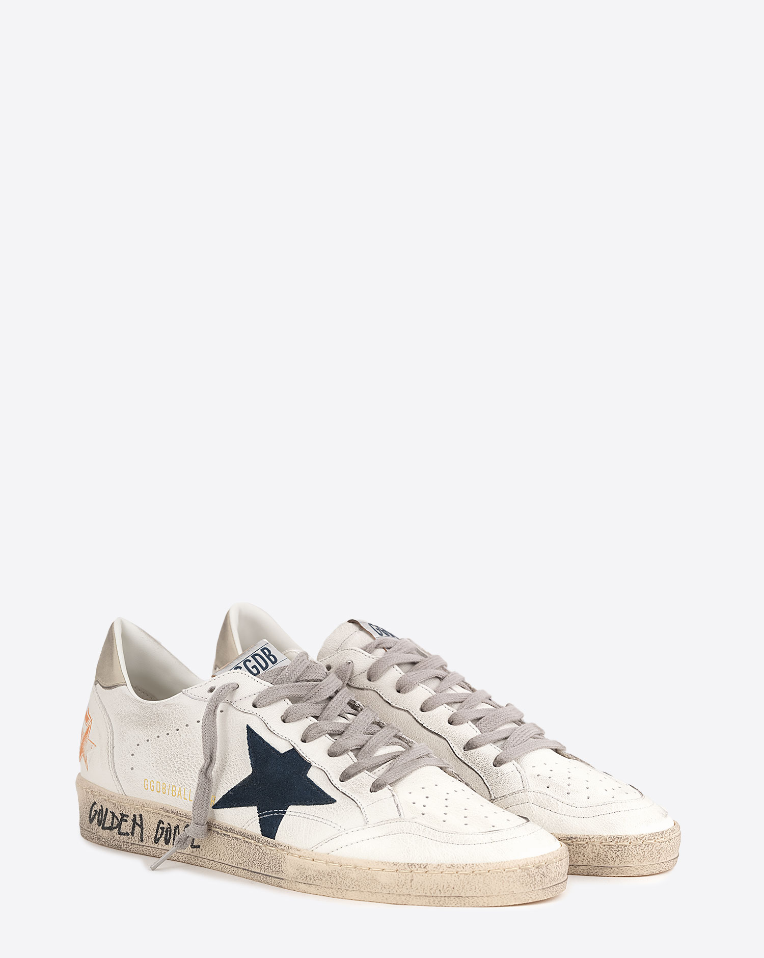 Produit Sneakers Ball Star Golden Goose pour homme en cuir blanc et étoile noire. Vue face. 