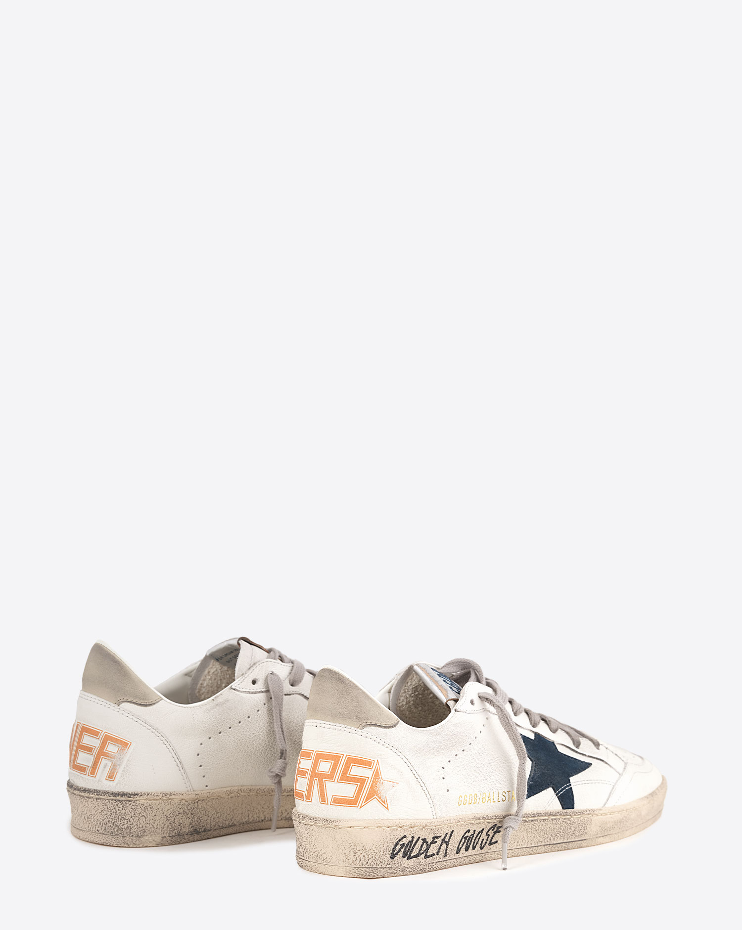 Sneakers Ball Star Golden Goose pour homme en cuir blanc et étoile noire. Vue dos. 