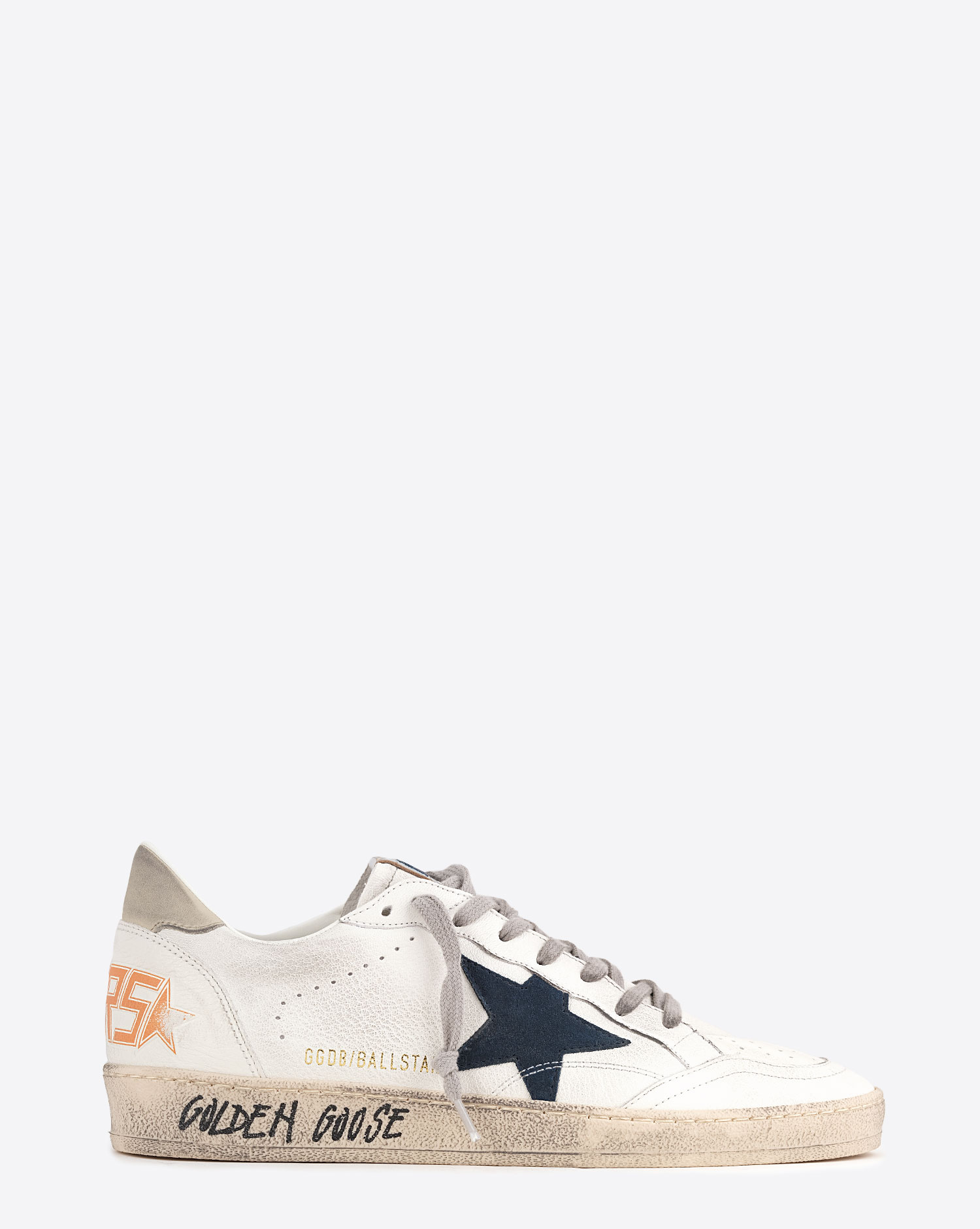 Produit Sneakers Ball Star Golden Goose pour homme en cuir blanc et étoile noire. Vue profil. 