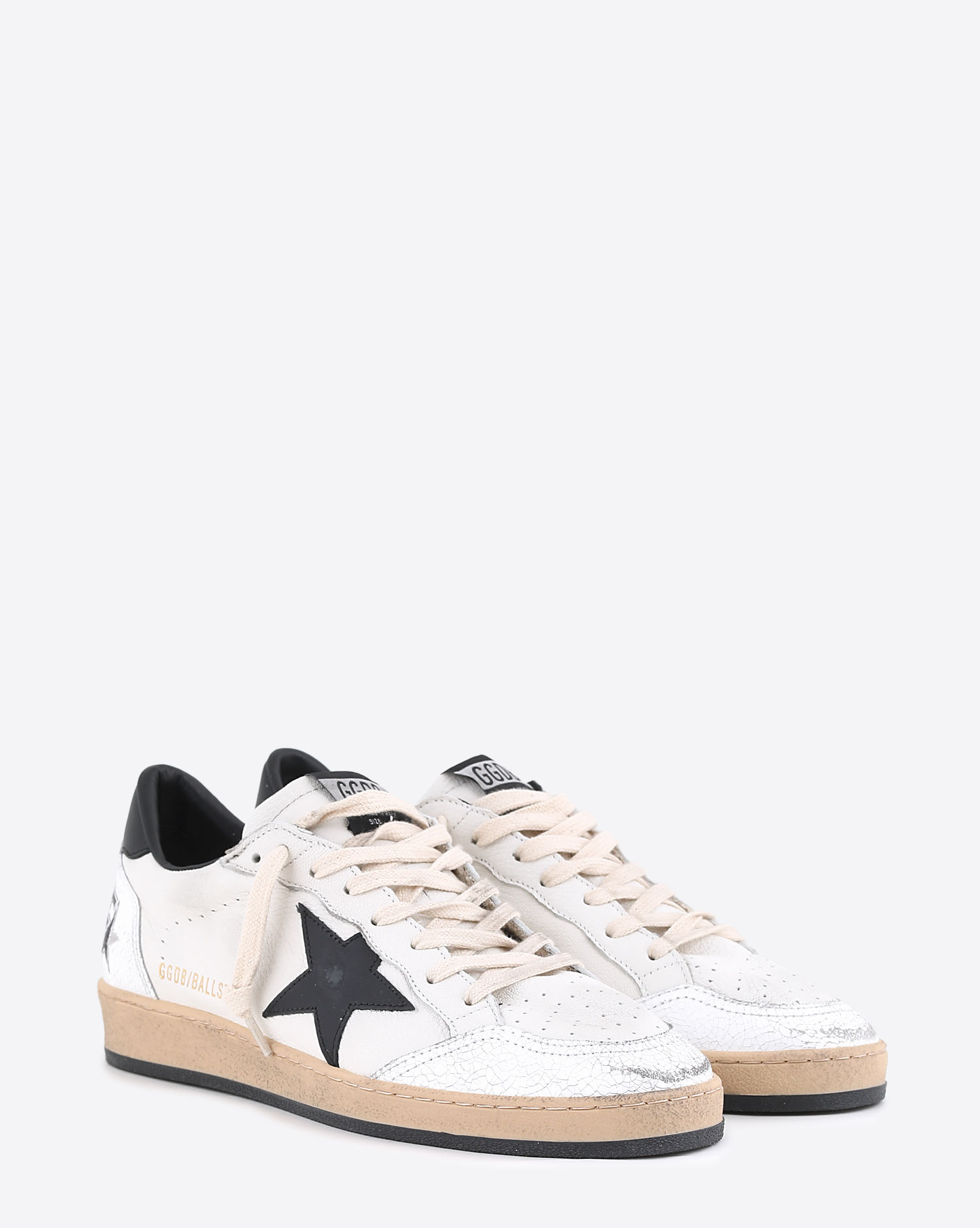 Sneakers Ball Star en cuir blanc étoile cuir noir et arrière noir 10283 Golden Goose femme. Vu de face.