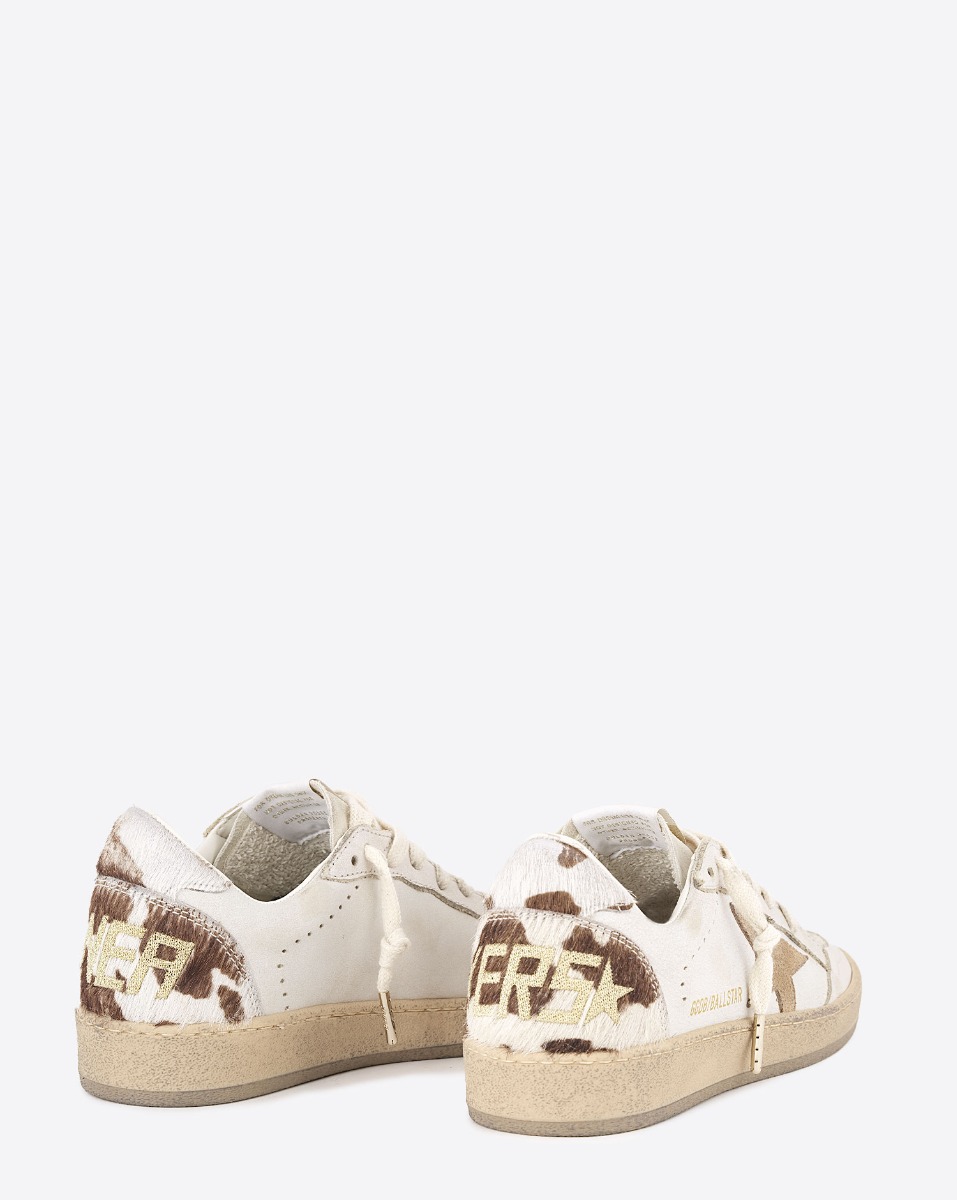 Sneakers Ball Star Golden Goose en cuir blanc, étoile beige, arrière en pony imprimé vache. Vue de dos.