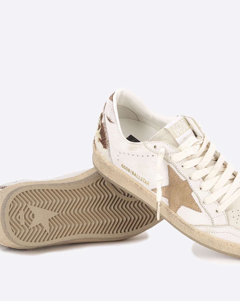 Sneakers Ball Star Golden Goose en cuir blanc, étoile beige, arrière en pony imprimé vache. Détail de la semelle.