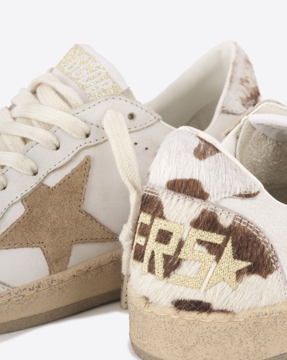 Sneakers Ball Star Golden Goose en cuir blanc, étoile beige, arrière en pony imprimé vache. Détail de l'arrière en pony imprimé vache. 